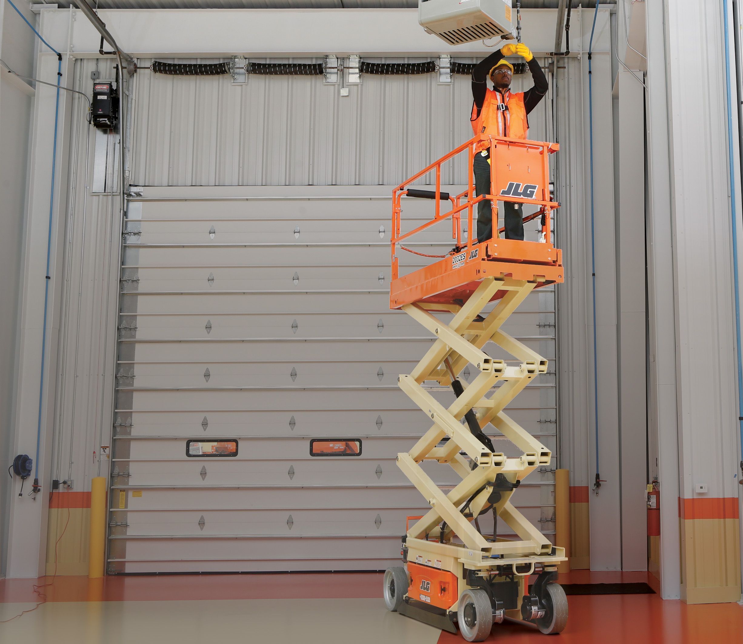 jlg-upgrades-scissor-lift-models-commercial-construction-and-renovation