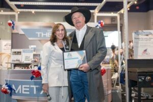 metalVP of Trade Shows at METALCON presents award to S 5!