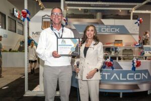metalVP of Trade Shows at METALCON presents award to Steel Dynamics