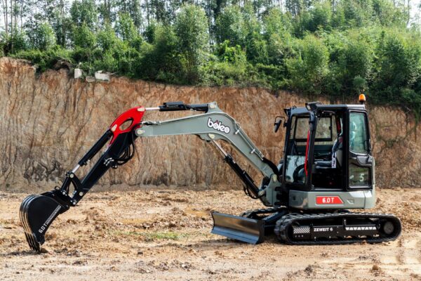 5 Best Mini Excavators for Tight Spaces and Indoor Demolition